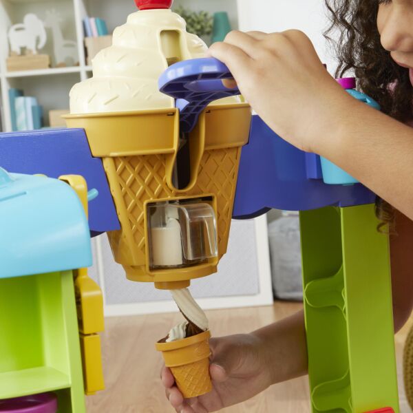 INT-F1039 PD ULTIMATE ICE CREAM TRUCK PLAYSET 1