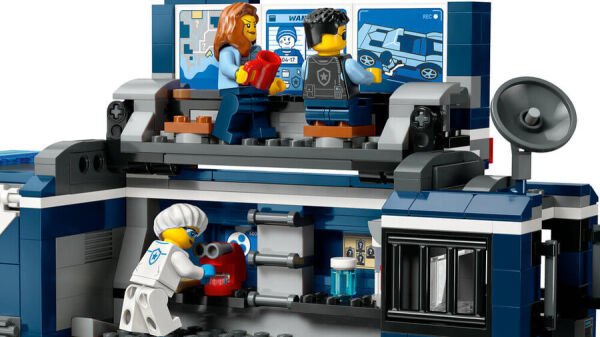 ADOL-LSC60418 POLICE MOBILE CRIME LAB 3