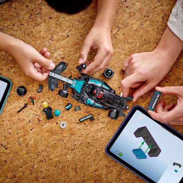 ADOL-LSR77244-S F1 AMG W15 YARIS ARABASI 4 STAND