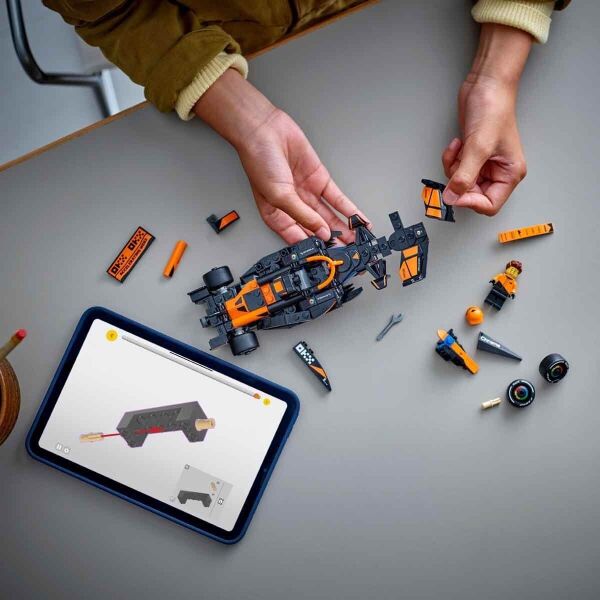 ADOL-LSR77251-S F1 MCLAREN MCL38  4 STAND